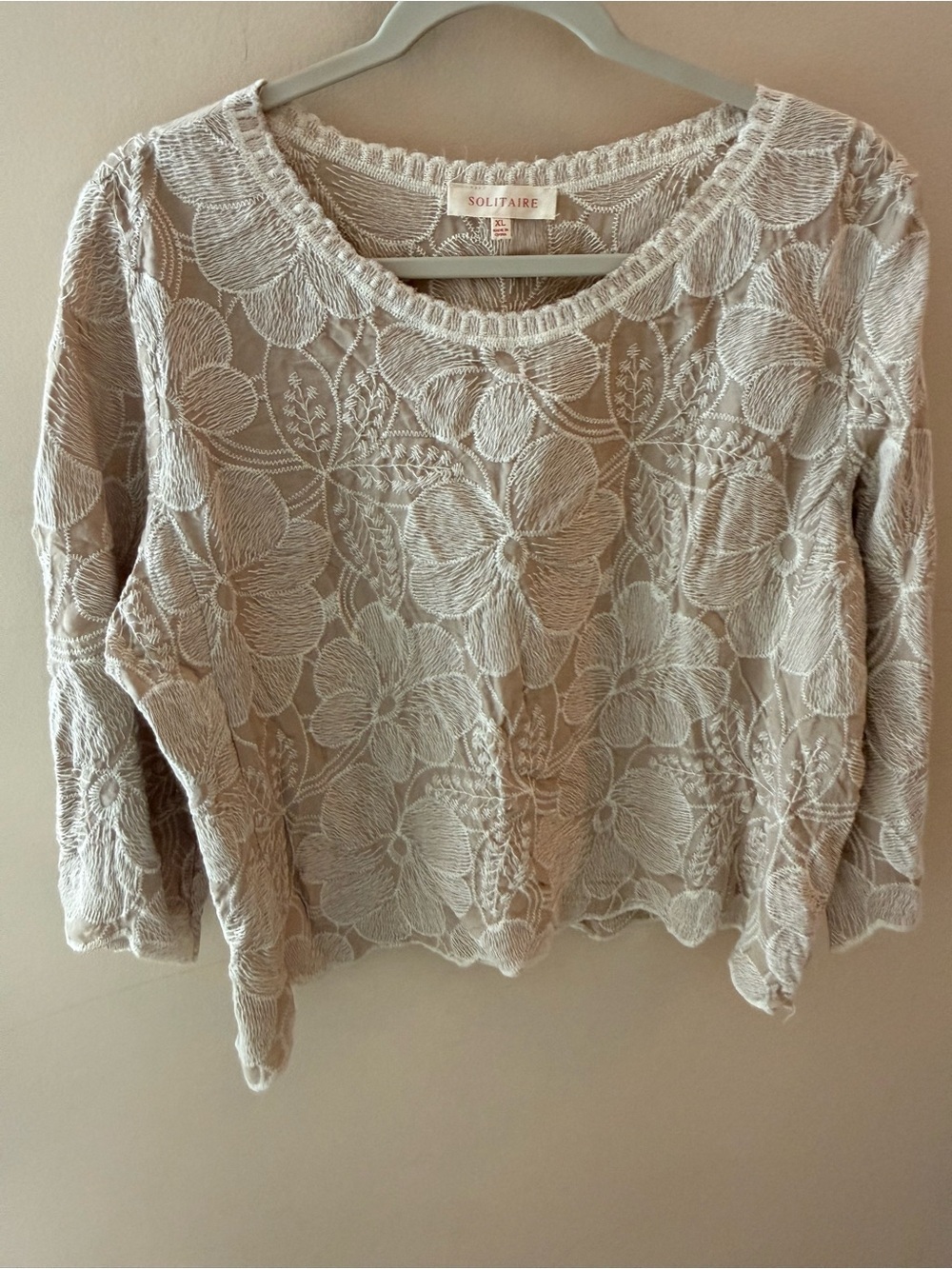 Solitaire Embroidery Floral Stitch rayon Top cream neutral size XL